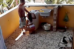 Enteada que estava lavando roupa foi Surpreendida pelo padrasto pervertido que botou ela para chutar seu pênis fuder de quatro.