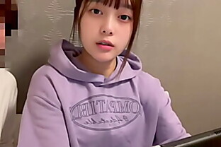 ゲームに夢中の彼女のジーンズをお尻まで半分脱がせて立ちバックでイかせてあげました。【同棲カップルのSEX】