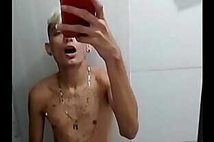 Batendo punheta no banheiro depois do jogo de futebol