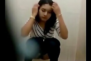 Ngintip Pegawai Bank Kencing Di Toilet Part 3