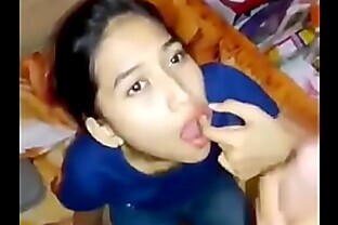 Cewek baju biru sepong crot di mulut