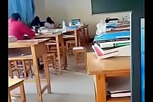 Fellation d'une chinoise pendant le cours